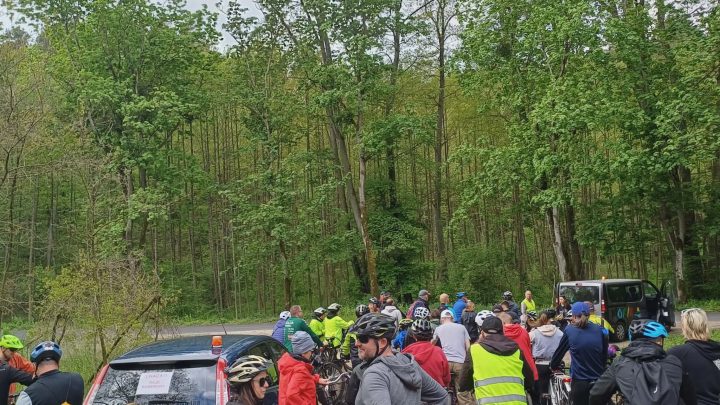 Miejskie rajdy rowerowe w Grudziądzu – grupa uczestników podczas wspólnej wycieczki